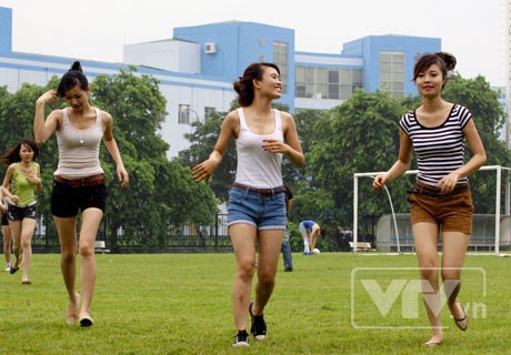 Hàng chục chân dài Việt chơi bóng mừng EURO.